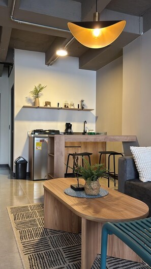 Studio Deluxe, 1 lit double, coin cuisine | Coin séjour | TV connectée de 32 pouces avec chaînes numériques, Netflix