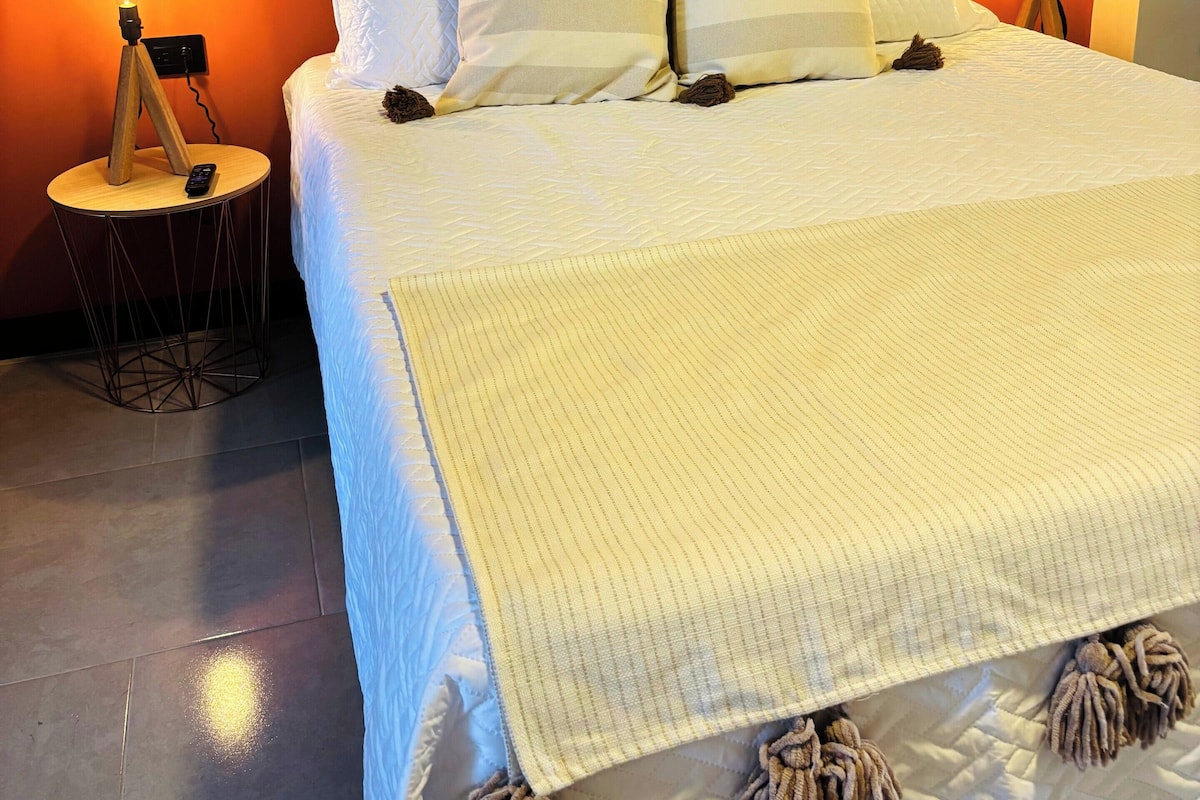 Roupas de cama premium, edredons de pluma, frigobar, Wi-Fi de cortesia