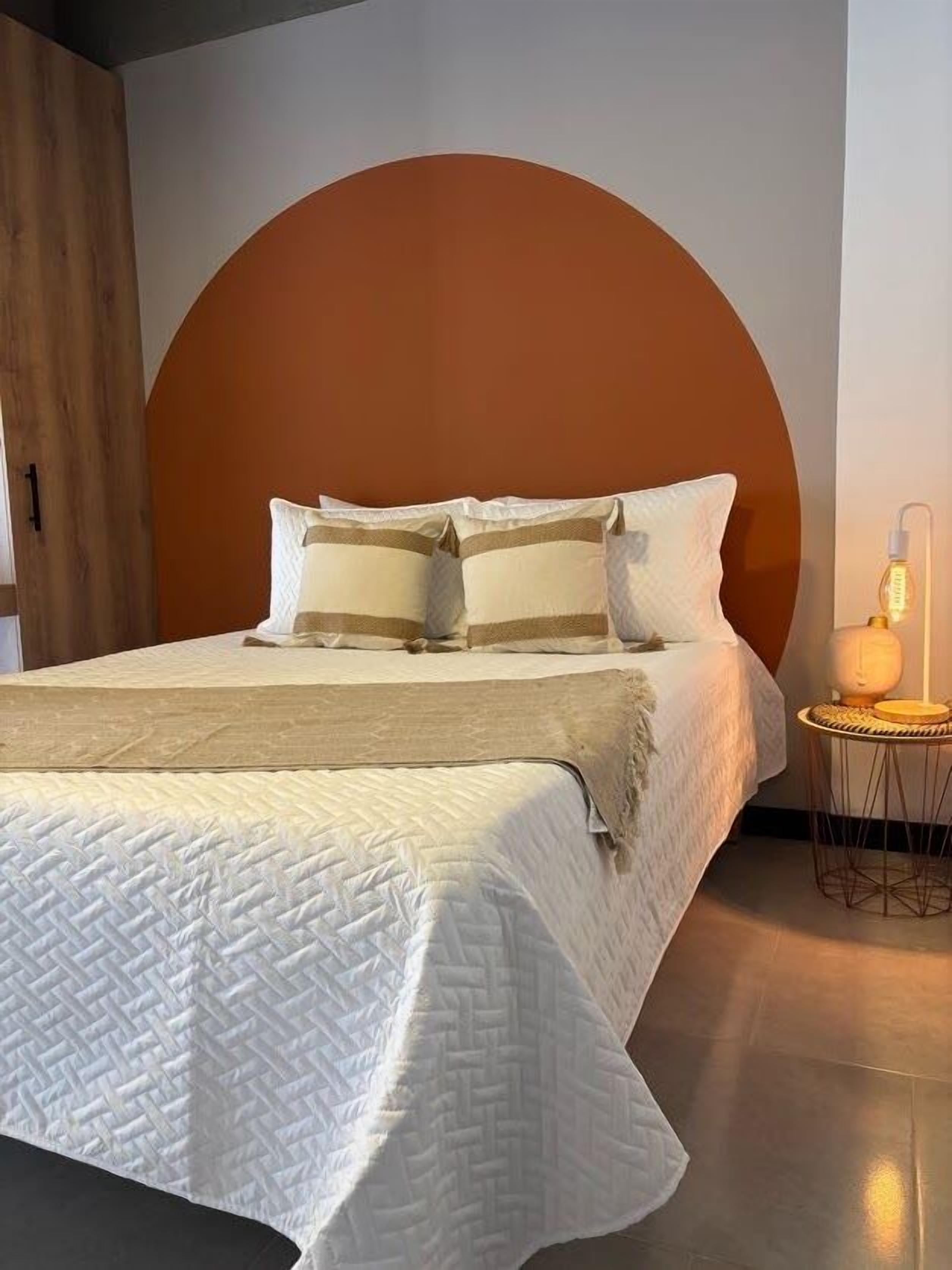 Premium bedding, down comforters, minibar, free WiFi