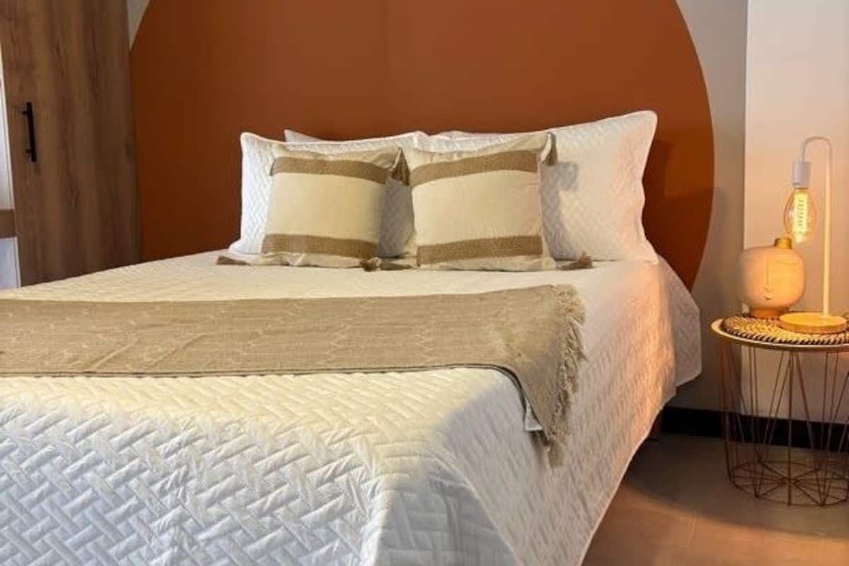 Roupas de cama premium, edredons de pluma, frigobar, Wi-Fi de cortesia