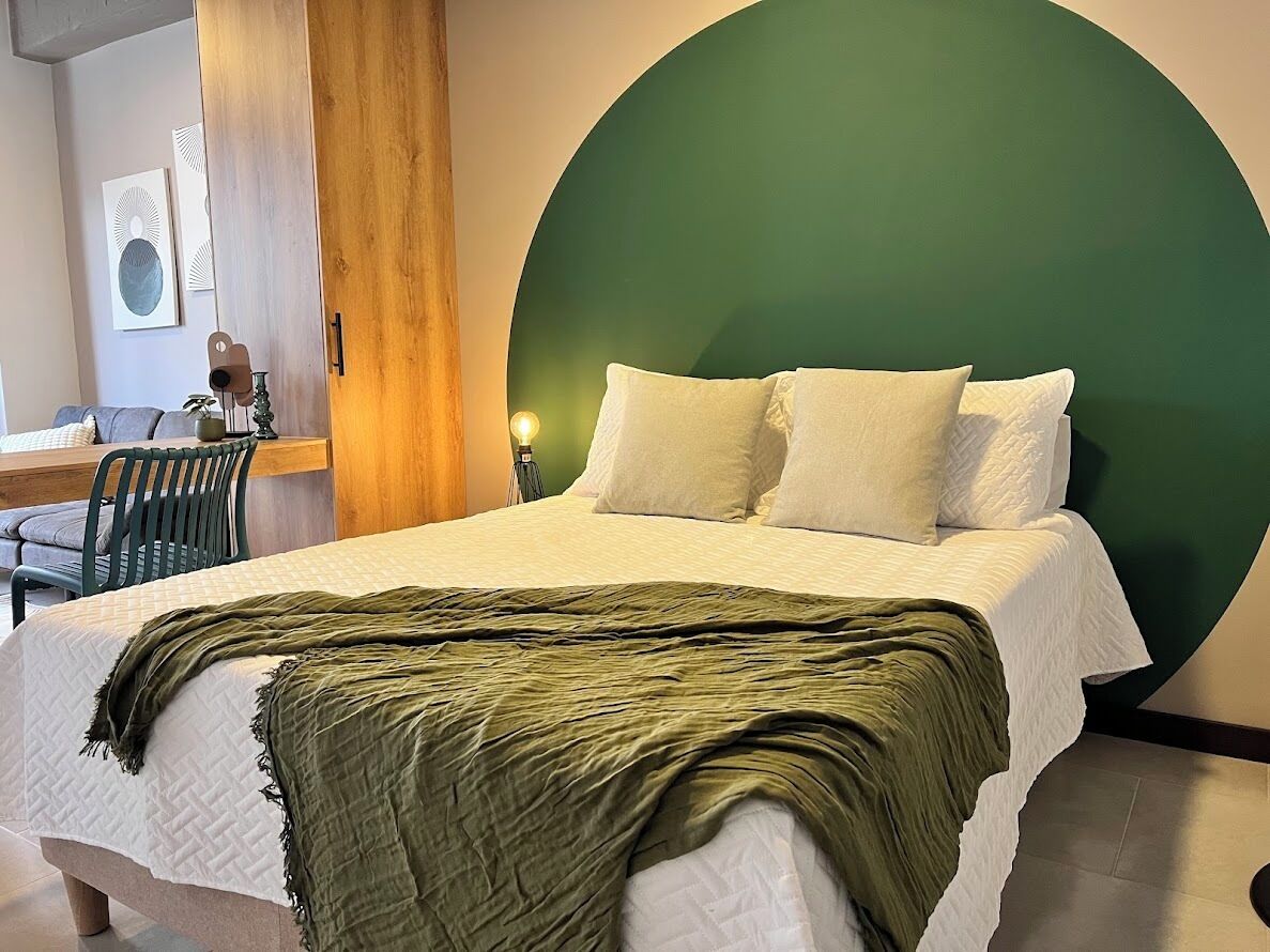 Premium bedding, down comforters, minibar, free WiFi