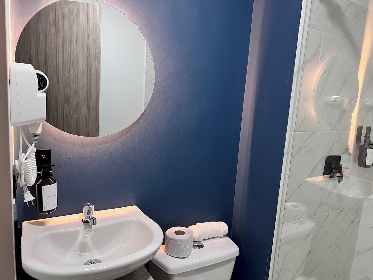 Estudio Deluxe, 1 cama doble con sofá cama | Baño | Secador de pelo, toallas, jabón y champ ú