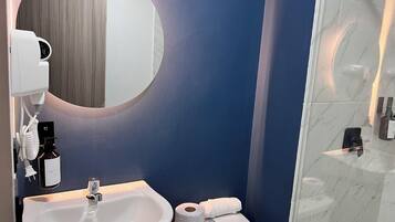 Studio – deluxe, 1 dobbeltseng med sovesofa | Bad | Hårføner, håndklær, såpe og sjampo