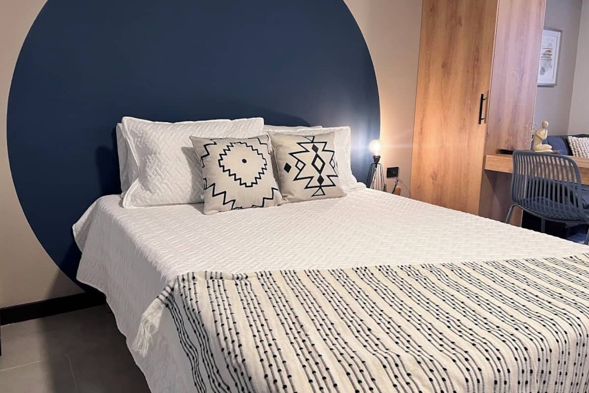 Estúdio luxo, 1 cama de casal e sofá-cama | Roupas de cama premium, edredons de pluma, frigobar, Wi-Fi de cortesia