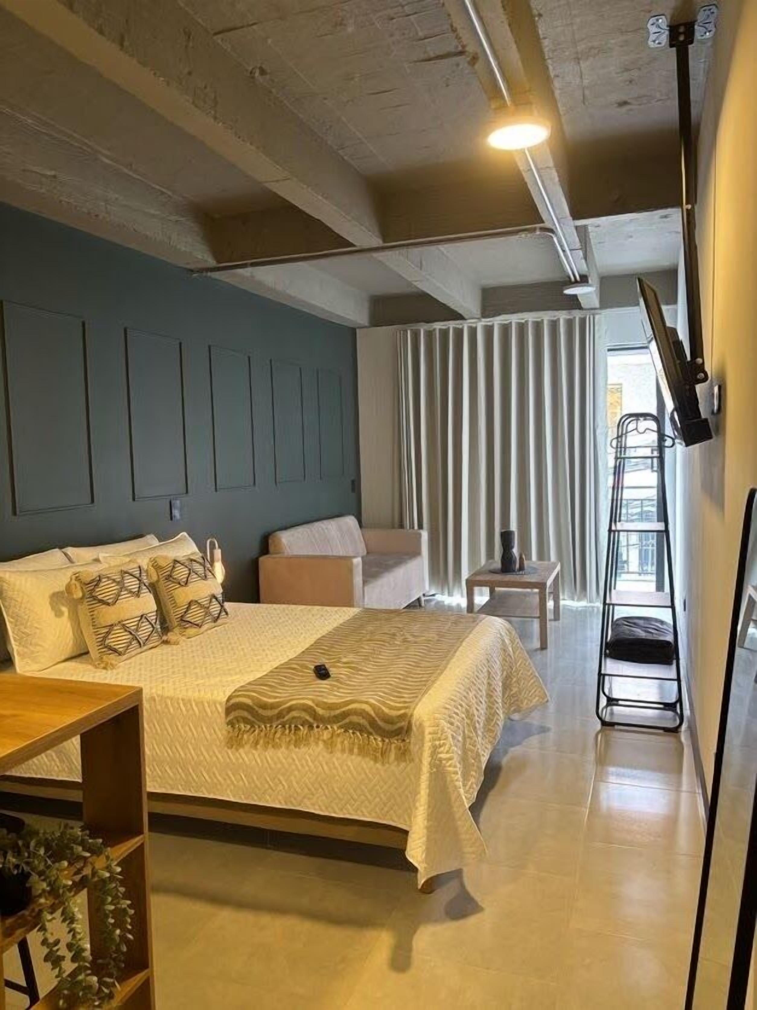 Premium bedding, down comforters, minibar, free WiFi