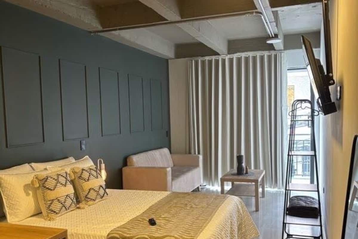 Roupas de cama premium, edredons de pluma, frigobar, Wi-Fi de cortesia