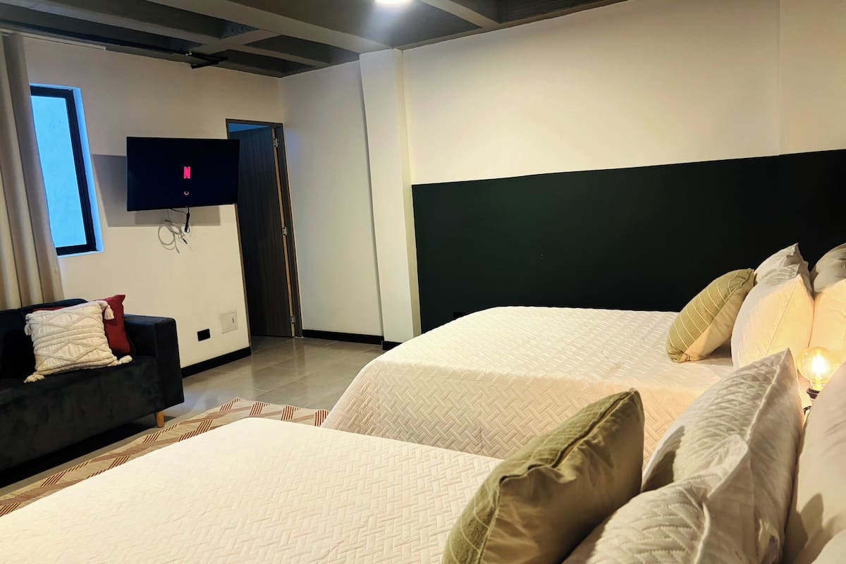 Quarto luxo, 2 camas de casal | Roupas de cama premium, edredons de pluma, frigobar, Wi-Fi de cortesia