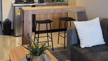 Apartamento Confort, 2 habitaciones, cocina básica | Zona de estar | Smart TV de 32 pulgadas con canales digitales, Netflix