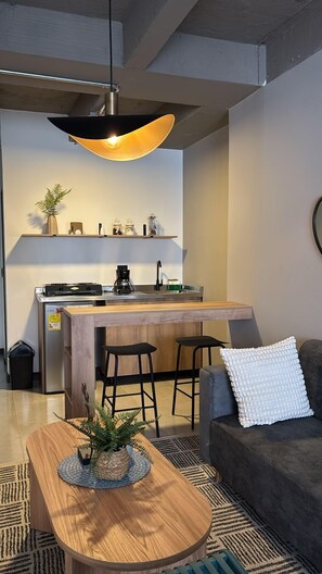 Appartement Confort, 2 chambres, coin cuisine | Coin séjour | TV connectée de 32 pouces avec chaînes numériques, Netflix