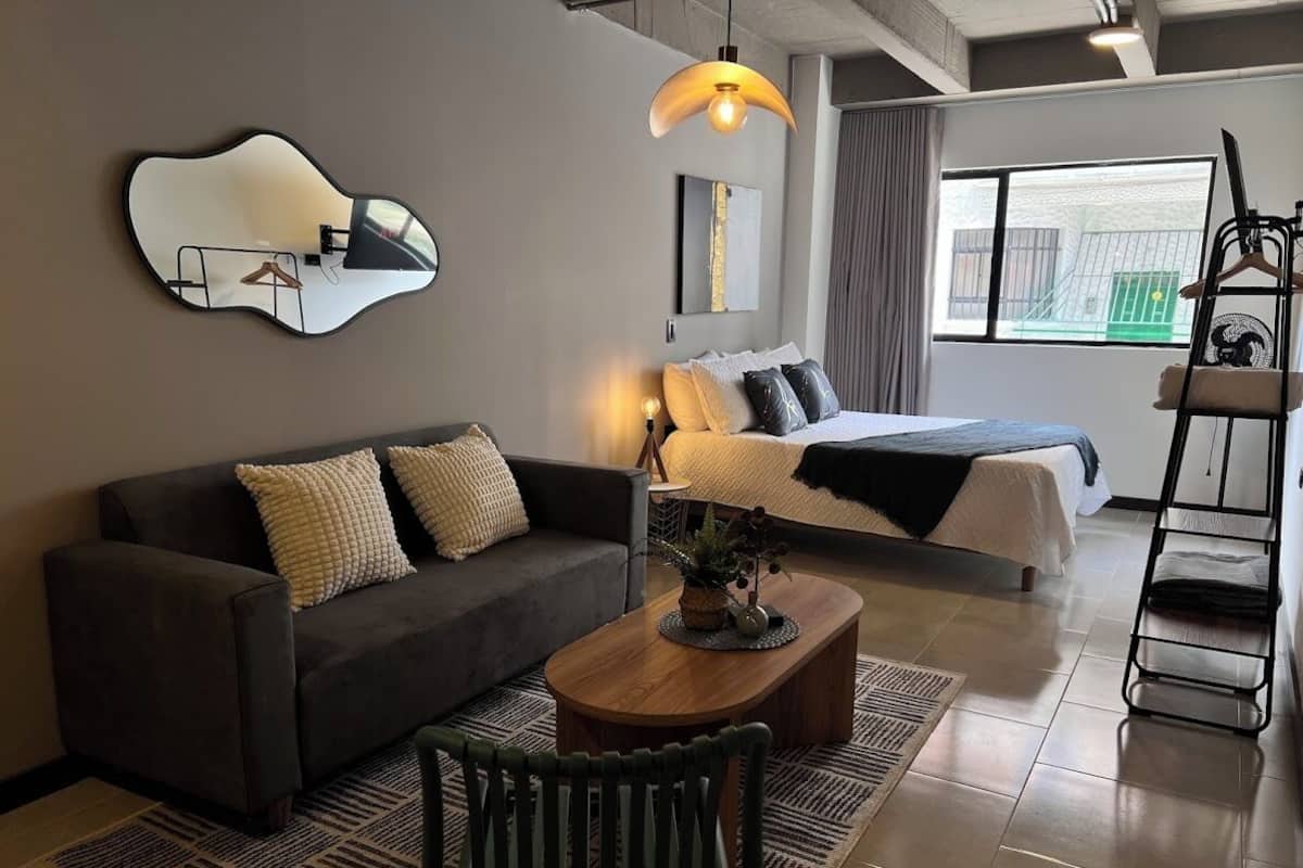 Apartamento conforto, 2 quartos, cozinha americana | Roupas de cama premium, edredons de pluma, frigobar, Wi-Fi de cortesia