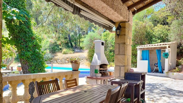 Outdoor dining - House with pool in the hills above Aramon (Aramon)