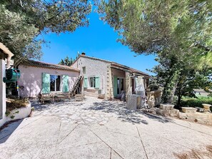 Exterior - House with pool in the hills above Aramon (Aramon)