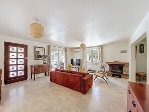 Living area - House with pool in the hills above Aramon (Aramon)