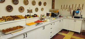 Free daily buffet breakfast  - Hotel Ilinca (Jupiter)