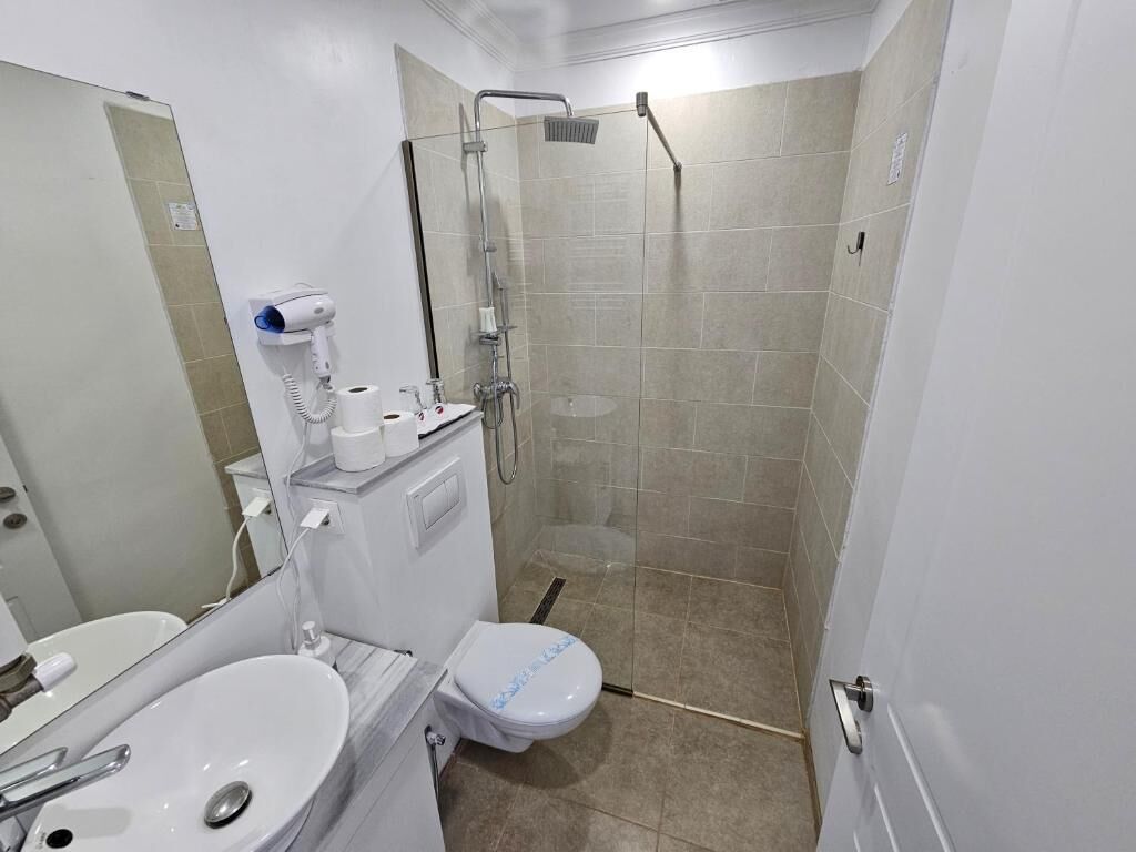Un bagno con il water, un lavandino e una doccia.