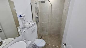 Un bagno con il water, un lavandino e una doccia.