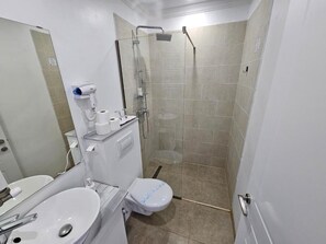 ห้องดีลักซ์ดับเบิล, ระเบียง, วิวเมือง | ห้องน้ำ | ฝักบัว, ไดร์เป่าผม, ผ้าเช็ดตัว, สบู่