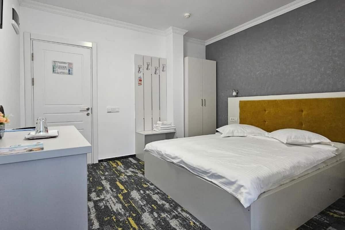 Quarto casal luxo, sacada, vista para a cidade | Escrivaninha, Wi-Fi de cortesia