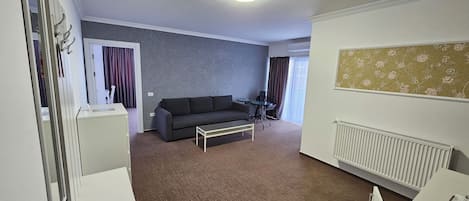 Familienapartment, Balkon, Stadtblick | Wohnbereich