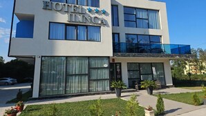 A modern hotel building with a sign reading "HOTEL INNCA". - Hotel Ilinca (Jupiter)