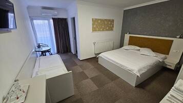 Chambre Triple Standard, balcon | Bureau, Wi-Fi gratuit