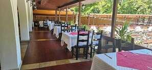 Free daily buffet breakfast - Hotel Ilinca (Jupiter)