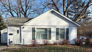 Exterior - Cozy Bungalow Retreat (Des Moines)