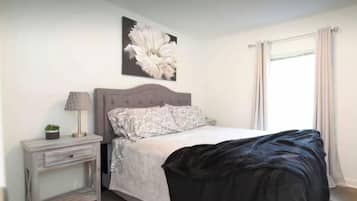 1 dormitori, planxa i posts de planxar, un bressol de viatge i wifi