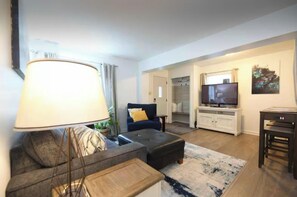 TV - Cozy Bungalow Retreat (Des Moines)