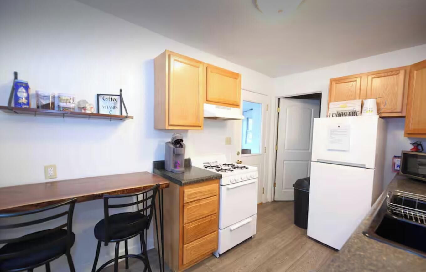 Microondas, horno, placa de cocina y papel de cocina