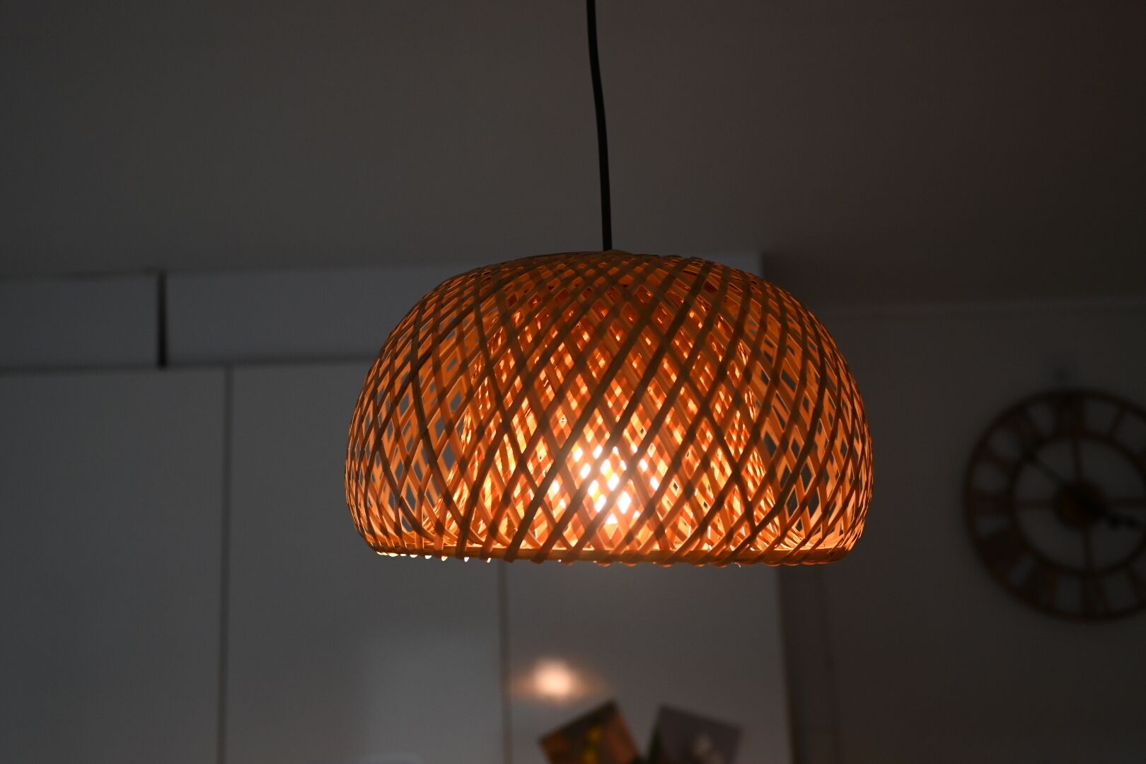 En hængende pendel med vævet mønster.