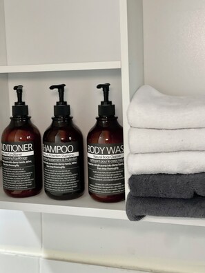 Comfort House | Bathroom | Shower, free toiletries, hair dryer, slippers - Stay HelloSeoul (Seoul)