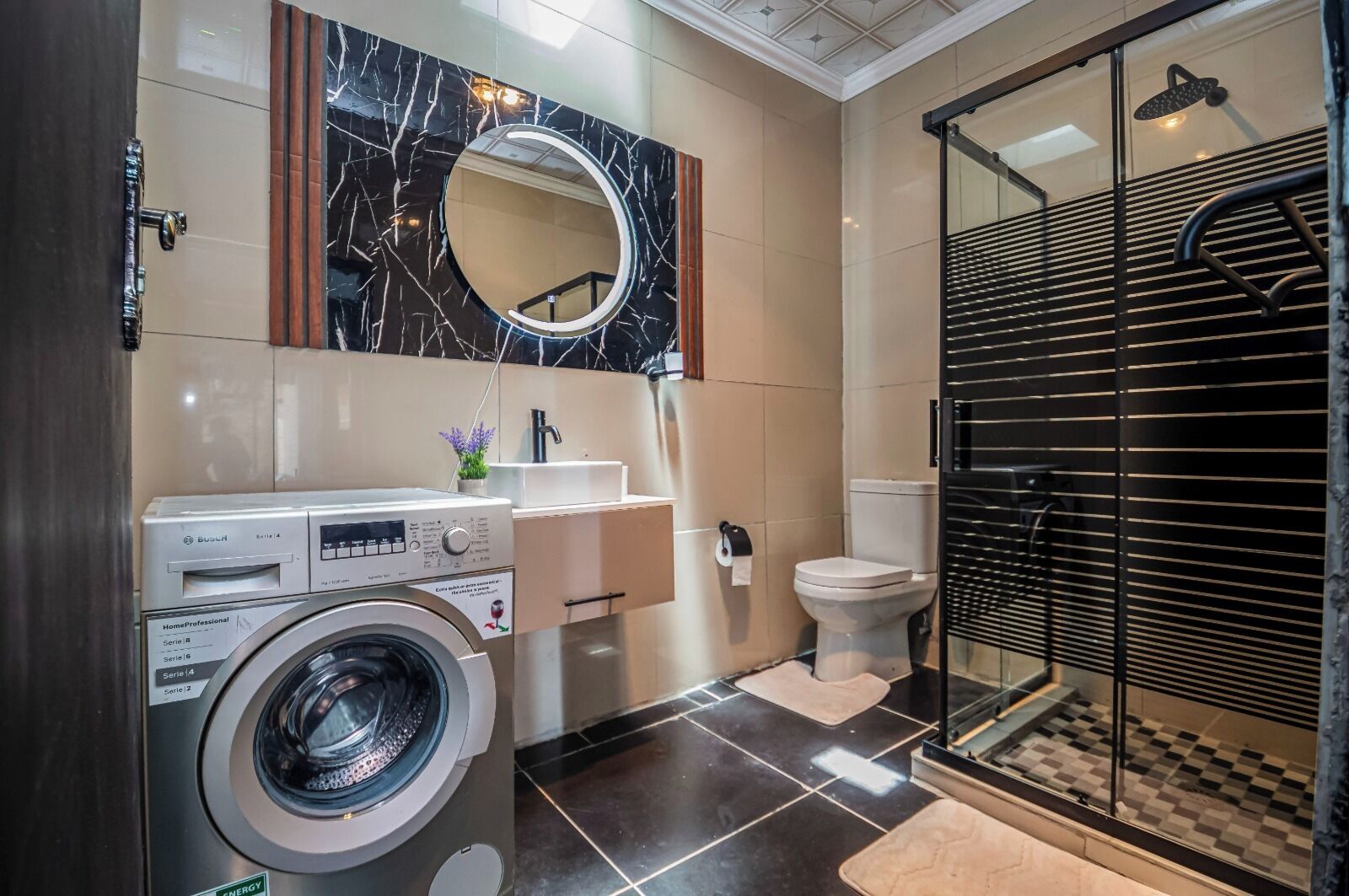 Suite | Salle de bain | Serviettes fournies, papier toilette