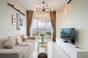 Phòng Suite dành cho gia đình, 3 phòng ngủ, quyền sử dụng Club Lounge, quang cảnh thành phố | Khu phòng khách | Smart TV 65-inch có truyền hình cáp, lò sưởi, Netflix 