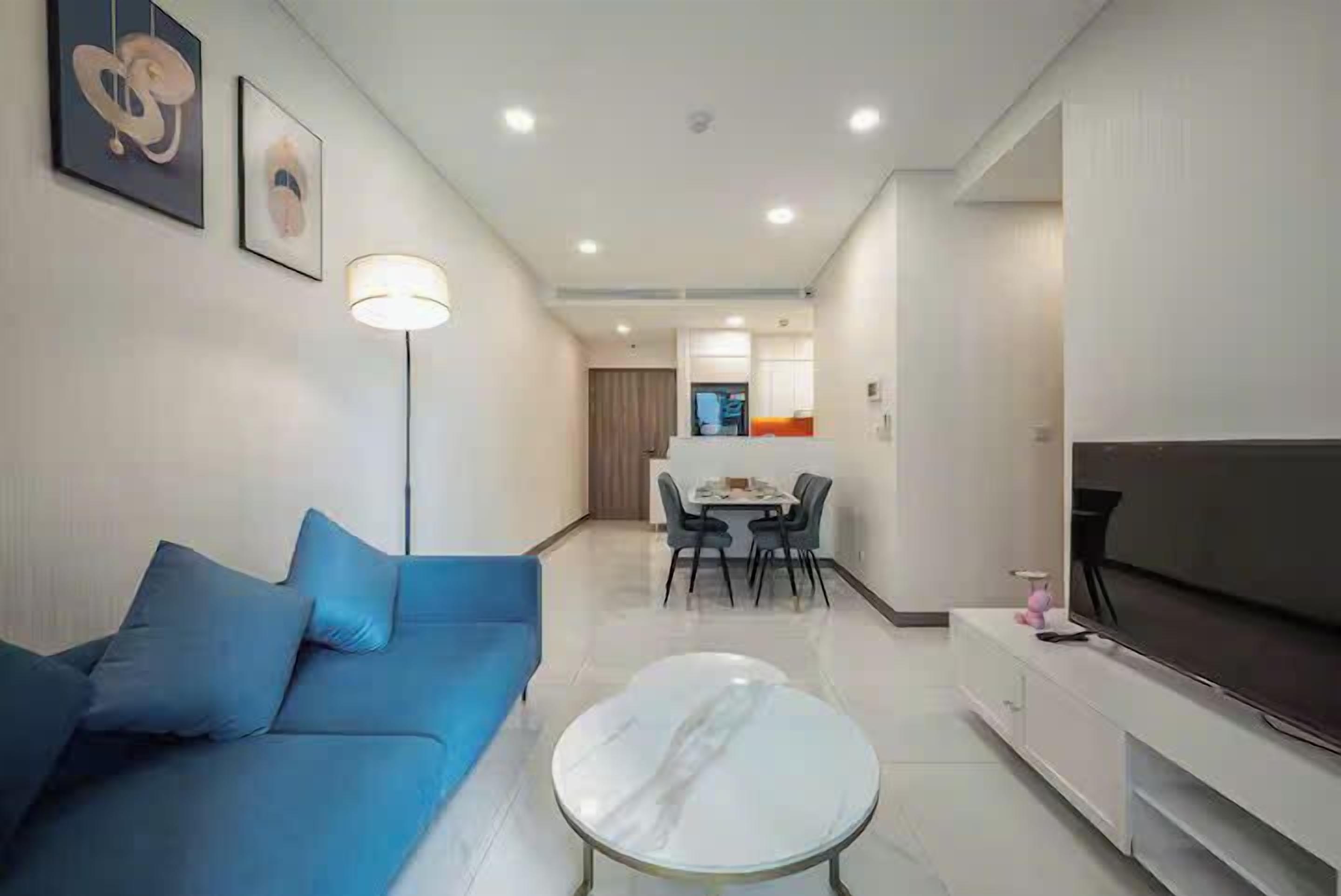 Royal Suite, 1 Bedroom, Club Lounge Access, City View | Living area | 65-inch Smart TV with cable channels, fireplace, Netflix