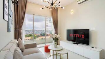 Family Suite, 3 Bedrooms, Club lounge access, City View | Living area