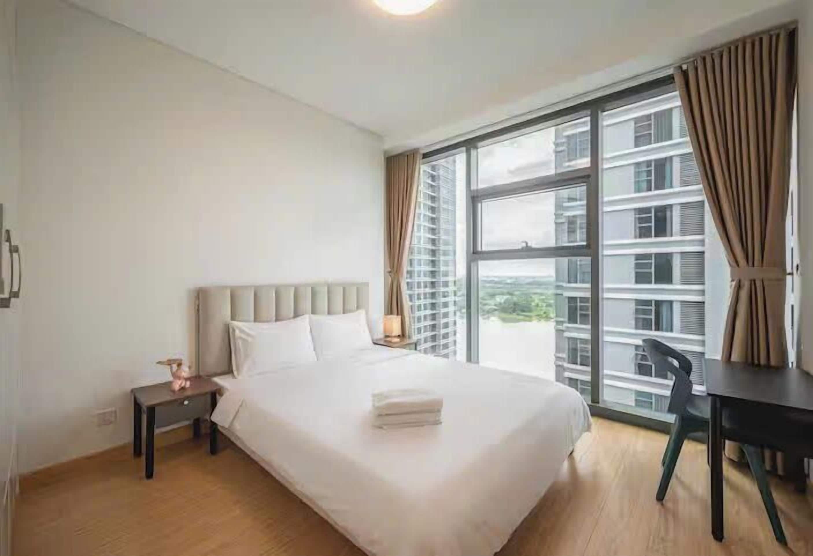 Suite Royale, 1 chambre, accès au salon club, vue ville | Draps en coton égyptien, literie de qualité supérieure