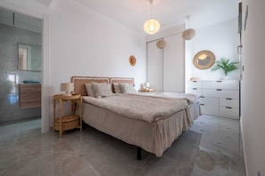 3 bedrooms, free WiFi, bed sheets - Modern Penthouse • 200m from Playa del Cura - Rooftop & Pool (Torrevieja)