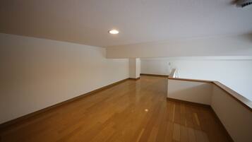 Twin Room | WiFi (free), bed sheets