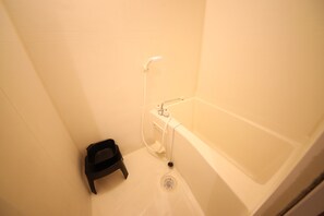 Zweibettzimmer | Badezimmer | Hausschuhe