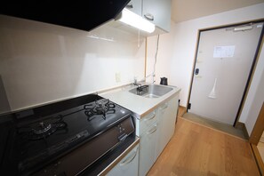 Una cocina funcional con estufa, lavaplatos y armarios.
