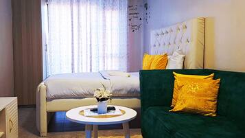 Tabla de planchar con plancha, wifi y ropa de cama