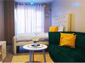 Tabla de planchar con plancha, wifi y ropa de cama