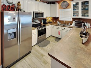 Fridge, microwave, oven, stovetop - Coral Cabana | Pool Access, Crow's Nest (Port Aransas)