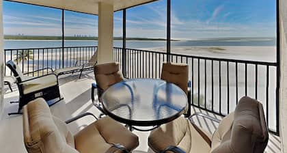 Carlos Pointe 611 | Upscale Gulf-View w/Beach + Pool Access