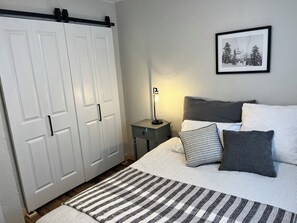 2 bedrooms, iron/ironing board, Internet, bed sheets