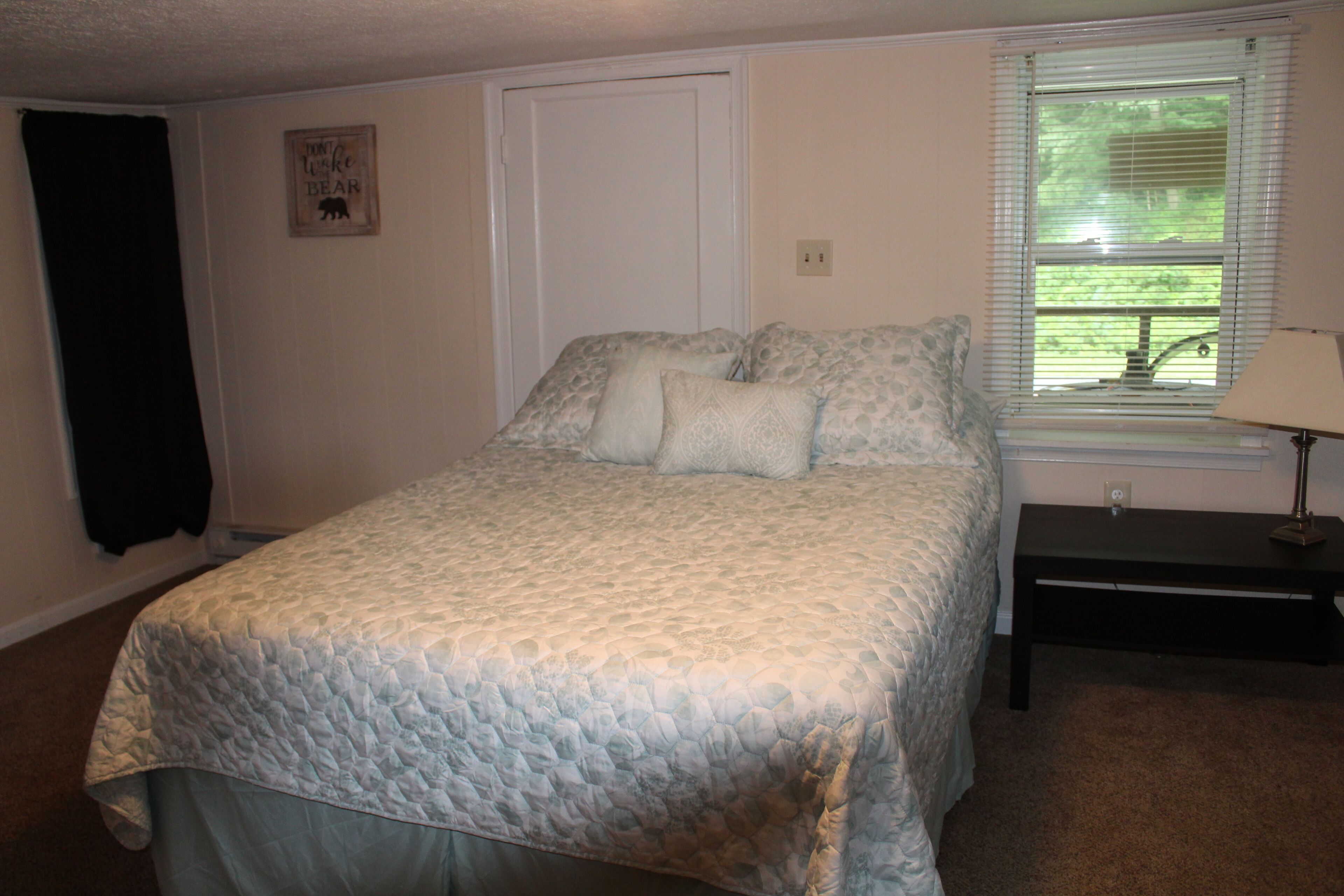 2 dormitorios, tabla de planchar con plancha, cuna de viaje