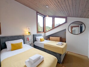 Travel cot, WiFi, bed sheets - The Nest at Severels -  an annexe that sleeps 4 guests  in 2 bedrooms (Runcton)
