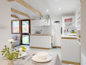 Kylskåp, ugn, diskmaskin och brödrost