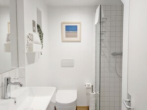 Shower, hair dryer - The Nest at Severels -  an annexe that sleeps 4 guests  in 2 bedrooms (Runcton)